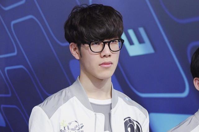 球员互相拥 球员互相拥